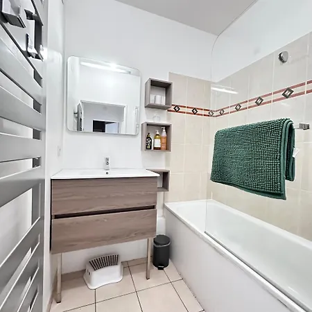 Cosy Carre Elysee Apartment