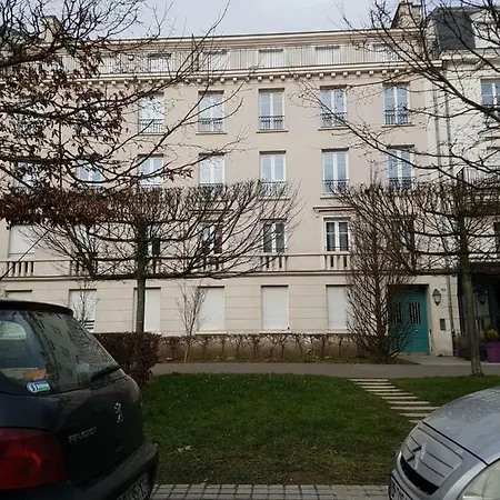 Cosy Carre Elysee Apartment *